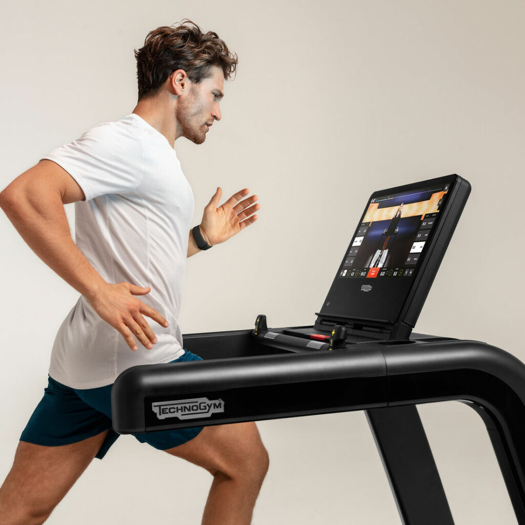 Tapis de course Technogym Artis Run Live pour salle de sport d'entreprise