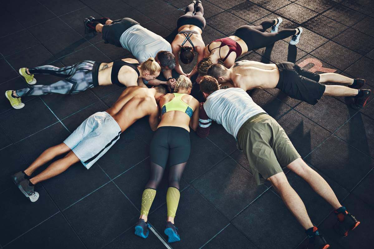 Cours de sport en entreprise — séance de renforcement musculaire en groupe